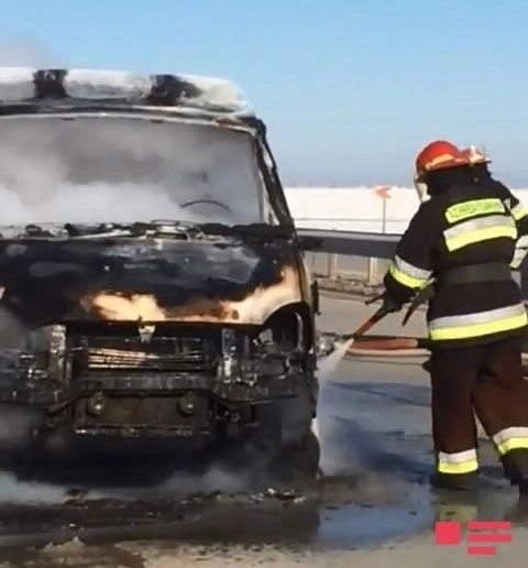 В Азербайджане сгорел автобус, перевозивший футболистов (фото)