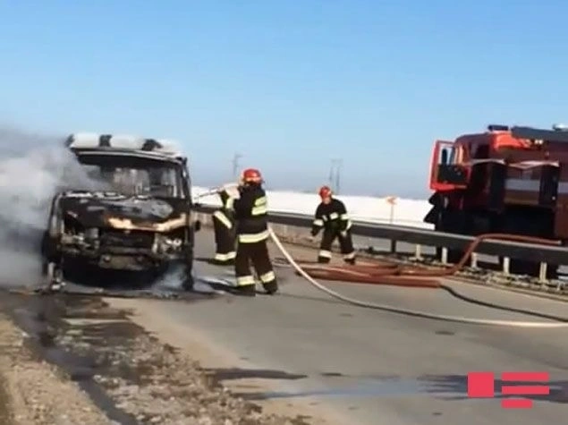 В Азербайджане сгорел автобус, перевозивший футболистов (фото)