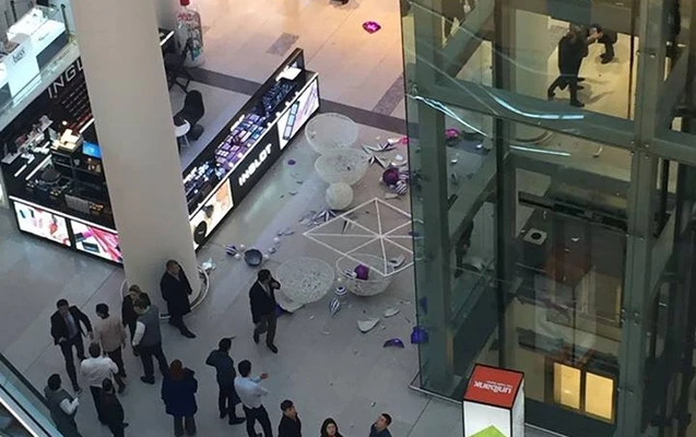 Тревожные моменты в Ganjlik Mall: с потолка сорвались огромные шары (фото)