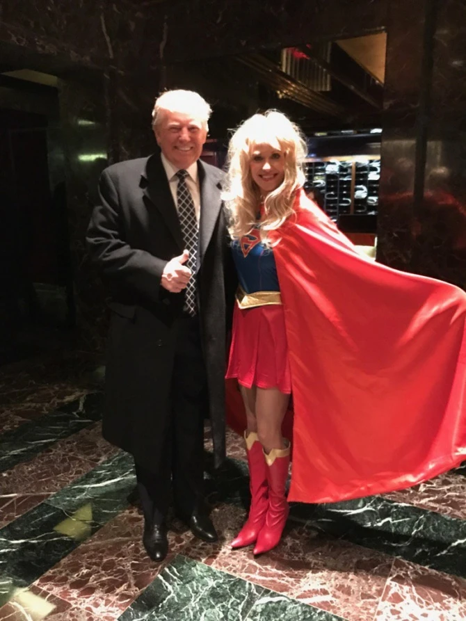 Советник Трампа пришла на вечеринку в костюме супервумен (фото)