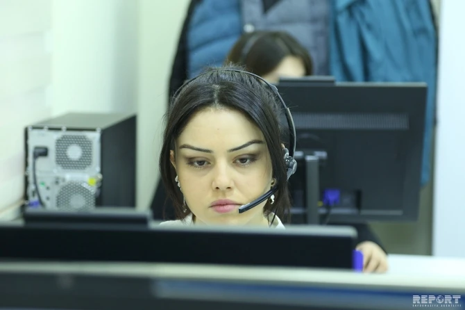 Telefonçu qız: zəng edib elçi düşənlər də olur (FOTO)