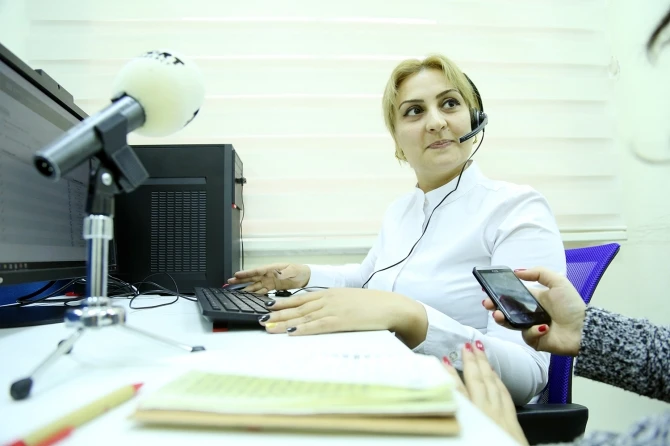Telefonçu qız: zəng edib elçi düşənlər də olur (FOTO)