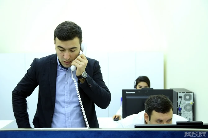 Telefonçu qız: zəng edib elçi düşənlər də olur (FOTO)