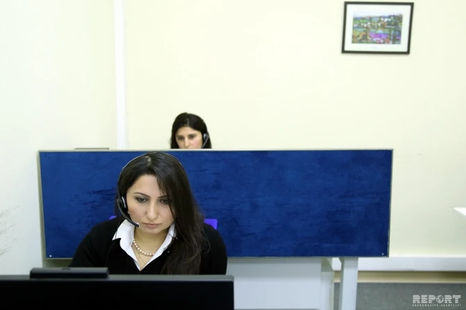 Telefonçu qız: zəng edib elçi düşənlər də olur (FOTO)