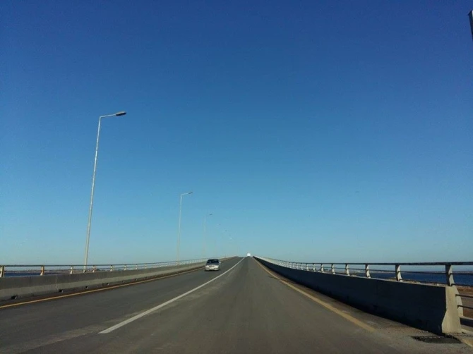 В Баку открыли движение по мосту через море (фото)