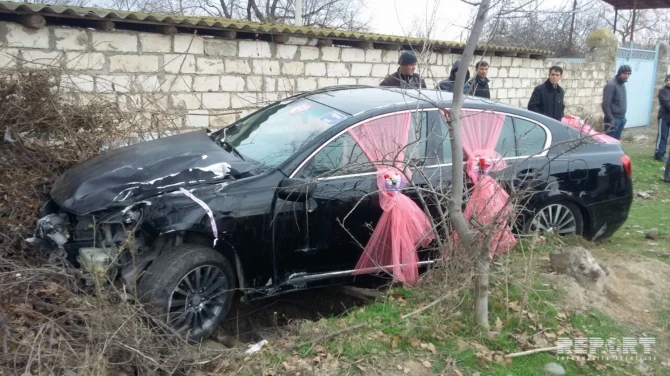 В Азербайджане автомобиль завотделом из свадебного кортежа совершил ДТП (фото)
