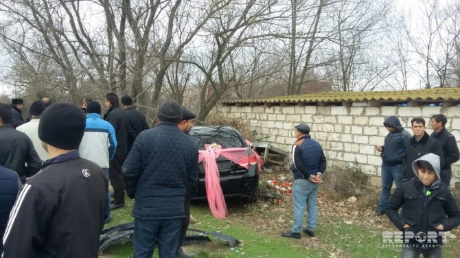 В Азербайджане автомобиль завотделом из свадебного кортежа совершил ДТП (фото)
