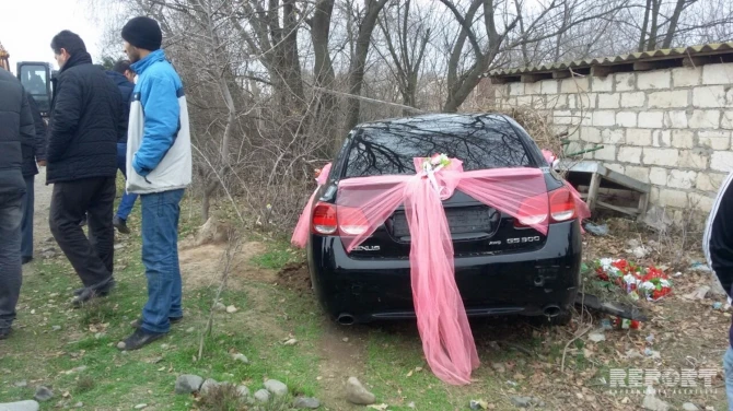 В Азербайджане автомобиль завотделом из свадебного кортежа совершил ДТП (фото)