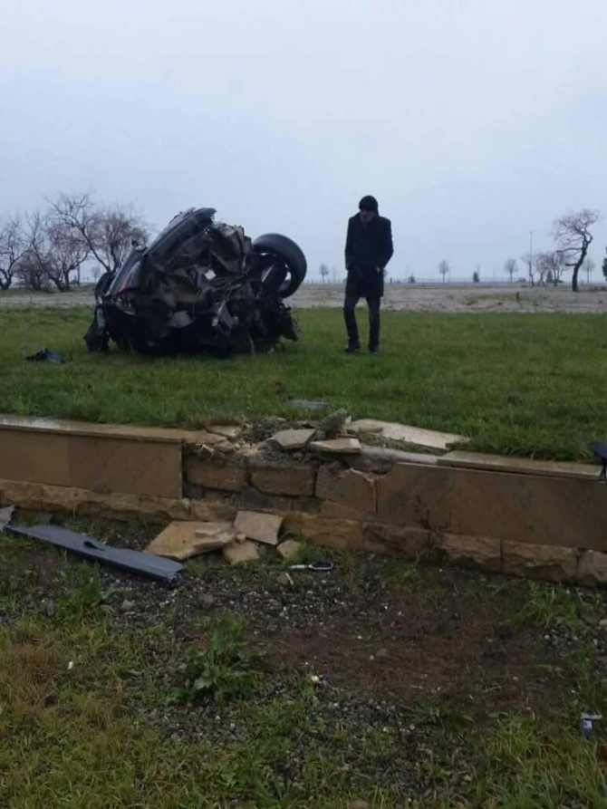 Настоящее чудо в Баку: BMW разорвало на части - никто не погиб (фото)