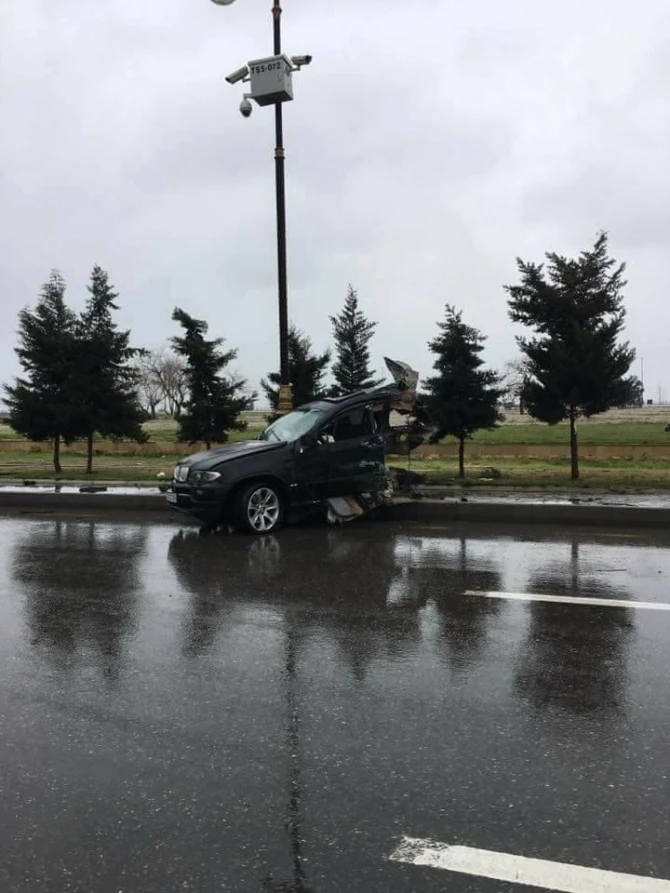 Настоящее чудо в Баку: BMW разорвало на части - никто не погиб (фото)