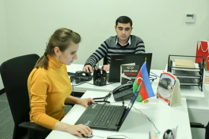 Ərəb şeyxi bahalı telefonunu “Baku Bus”un avtobusunda unutdu (FOTO)