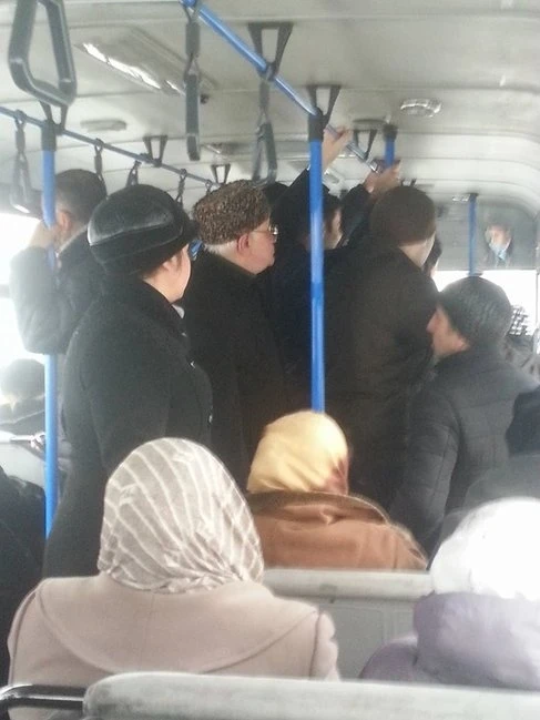 Экс-министр обороны Азербайджана в автобусе (фото)