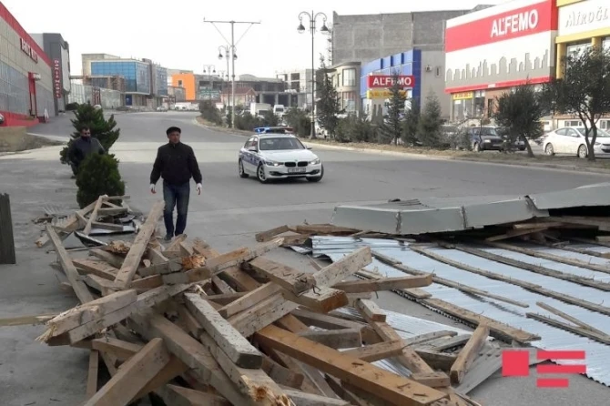 Ветер снес крышу торгового центра в Баку (фото)