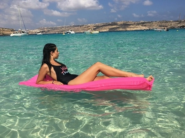 23 yaşında 4 qitə, 38 ölkə gəzdi (FOTO)