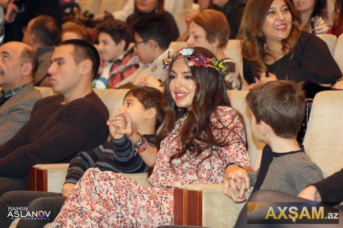 Leyla Əliyeva əkizləri ilə konsertdə (FOTO)
