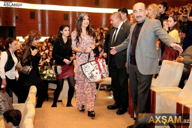 Leyla Əliyeva əkizləri ilə konsertdə (FOTO)