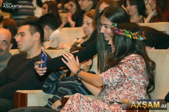 Leyla Əliyeva əkizləri ilə konsertdə (FOTO)
