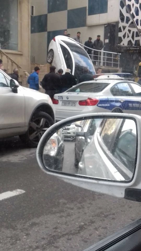В Баку автомобиль рухнул со 2-го этажа (видео)