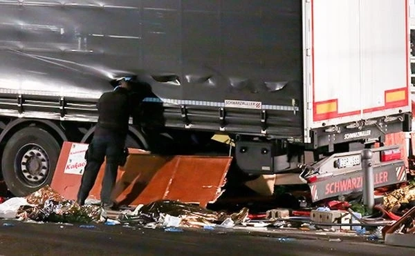 Грузовик врезался в толпу людей в Берлине: 12 погибших, 48 пострадавших (видео)