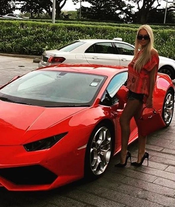 Varlı qızların “İnstagram” paylaşımları (FOTO)