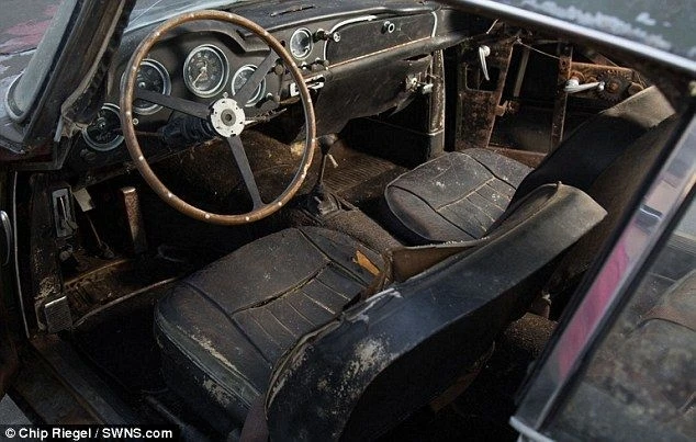 В лесу нашли брошенный Aston Martin стоимостью $500 тыс. (фото)