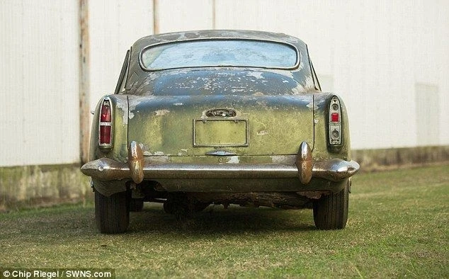 В лесу нашли брошенный Aston Martin стоимостью $500 тыс. (фото)