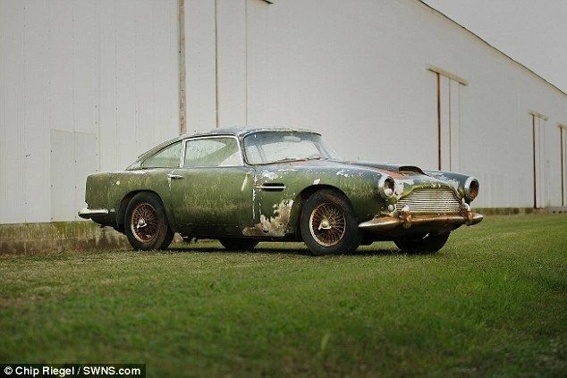 В лесу нашли брошенный Aston Martin стоимостью $500 тыс. (фото)