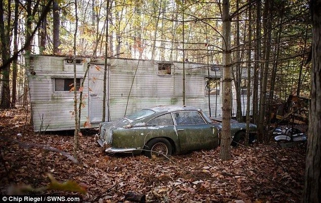 В лесу нашли брошенный Aston Martin стоимостью $500 тыс. (фото)