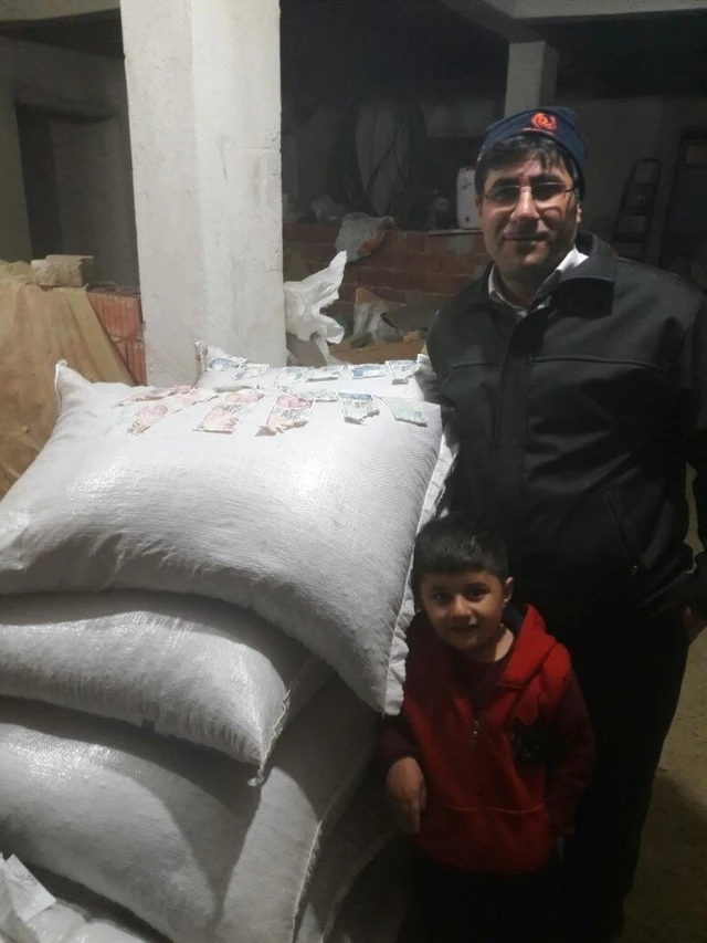 Kəsdiyi dananın mədəsindən bir paket pul çıxdı (FOTO, VİDEO)