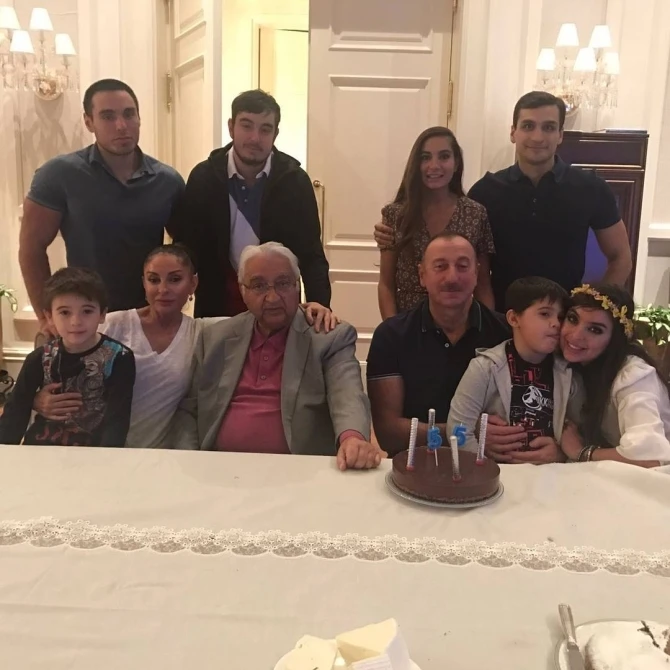 Завоевавший медаль племянник Ильхама Алиева (видео)