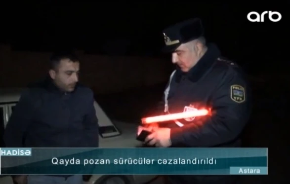 Пьяный водитель направил автомобиль на гаишников в Азербайджане (видео)