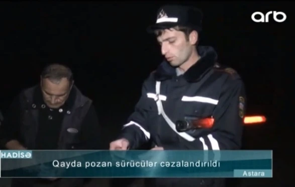 Пьяный водитель направил автомобиль на гаишников в Азербайджане (видео)