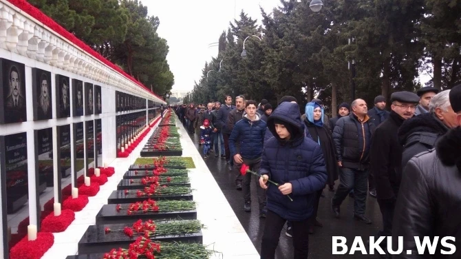 Нескончаемый людской поток в Аллее шехидов (фоторепортаж)