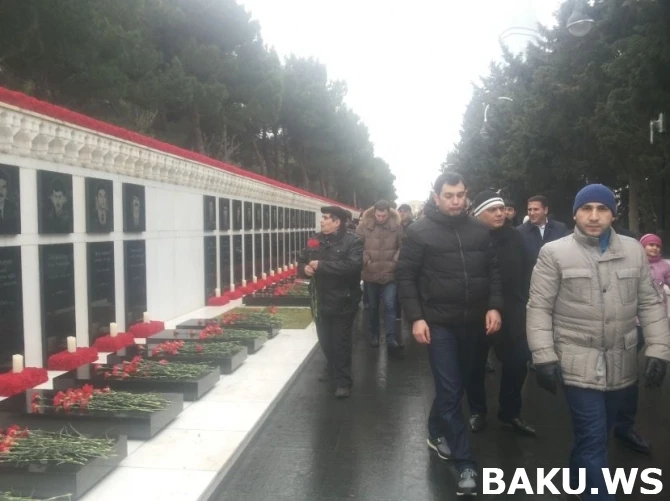Нескончаемый людской поток в Аллее шехидов (фоторепортаж)