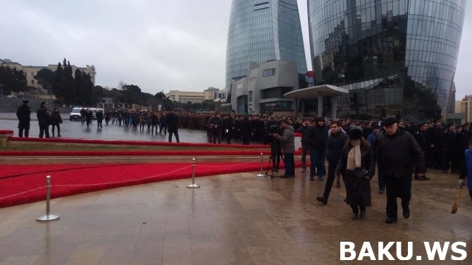 Нескончаемый людской поток в Аллее шехидов (фоторепортаж)