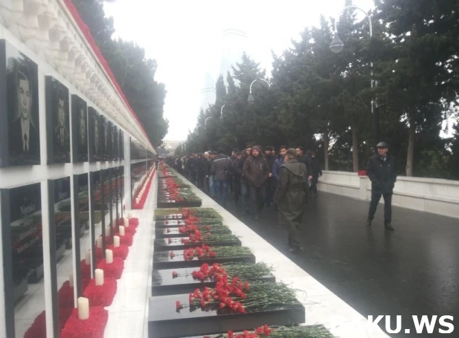 Нескончаемый людской поток в Аллее шехидов (фоторепортаж)