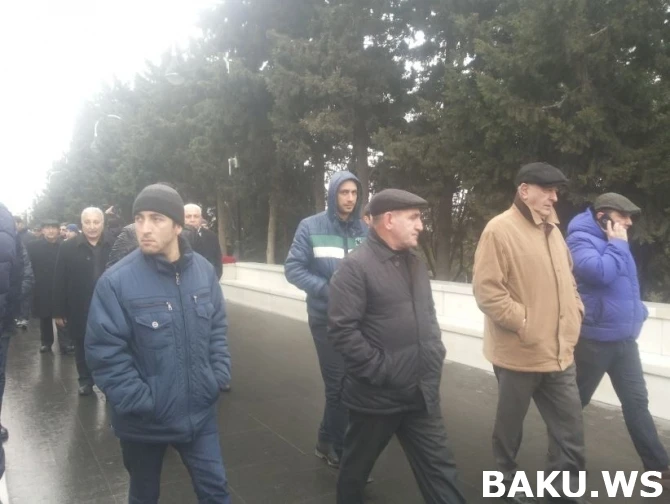 Нескончаемый людской поток в Аллее шехидов (фоторепортаж)