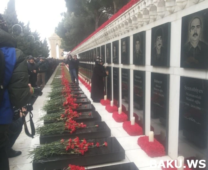 Нескончаемый людской поток в Аллее шехидов (фоторепортаж)