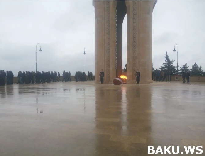 Нескончаемый людской поток в Аллее шехидов (фоторепортаж)