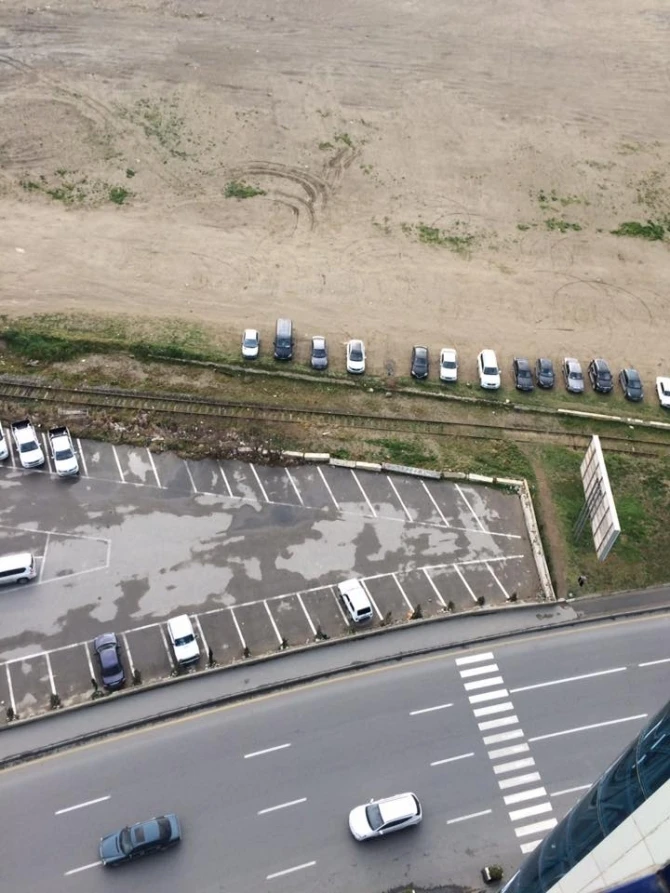 Нонсенс в Баку: На пустой территории установили паркомат (фото)