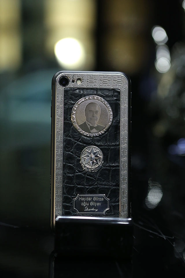 Üzərində Heydər Əliyevin və İlham Əliyevin rəsmi olan “iPhone”lar - 6200 AZN