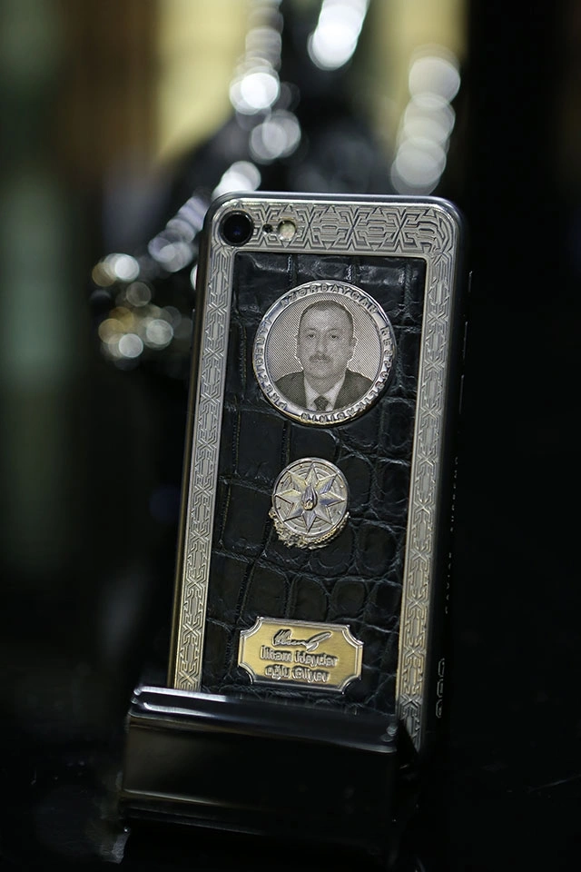 Üzərində Heydər Əliyevin və İlham Əliyevin rəsmi olan “iPhone”lar - 6200 AZN