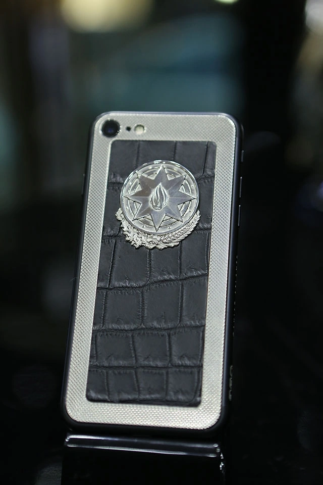 Üzərində Heydər Əliyevin və İlham Əliyevin rəsmi olan “iPhone”lar - 6200 AZN