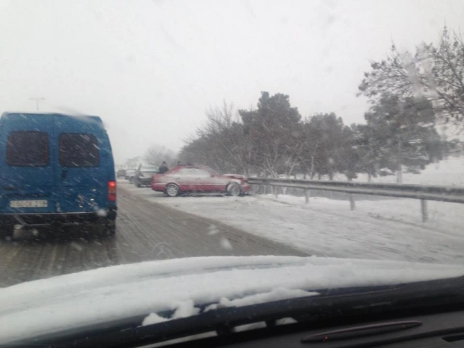 Bakıya qar yağdı: 10-dan çox maşın toqquşdu (FOTO)