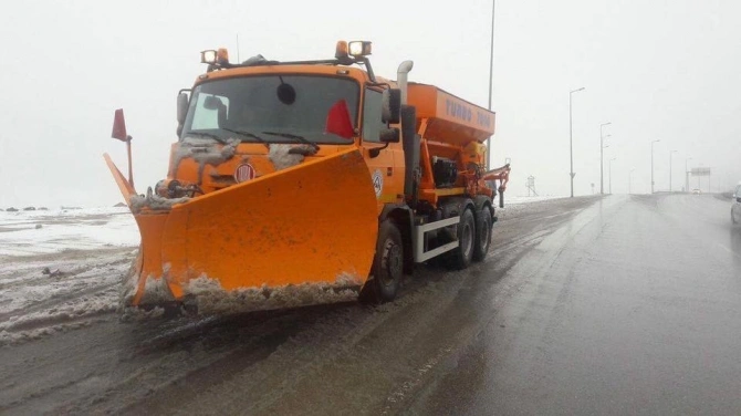 Bakıda yollara duz səpilir (FOTO)