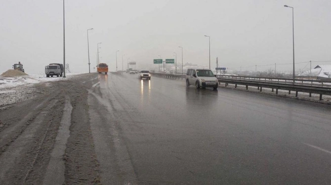 Bakıda yollara duz səpilir (FOTO)