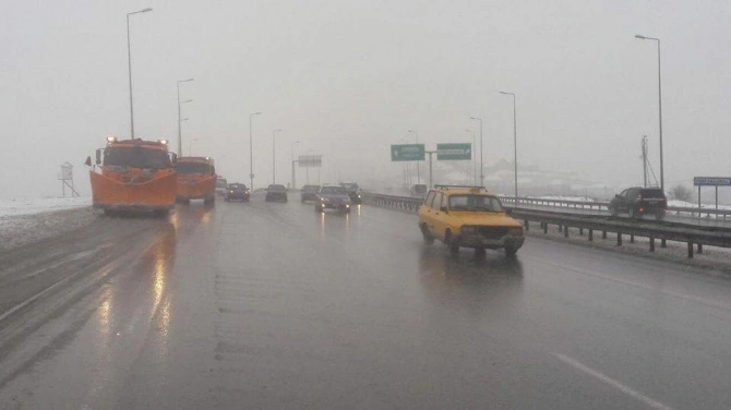 Bakıda yollara duz səpilir (FOTO)