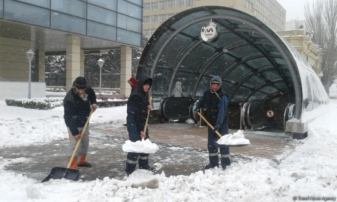Bakıda metro stansiyaların girişləri nəzarətə götürüldü (FOTO)