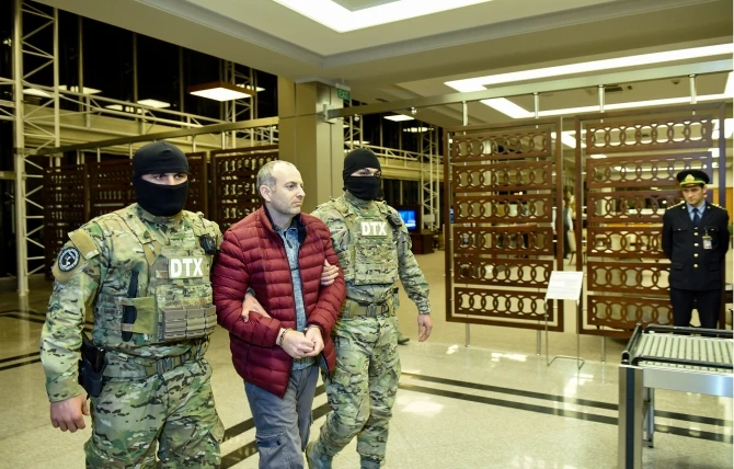 Скандально известного блогера Лапшина доставили в наручниках в Баку (видео)