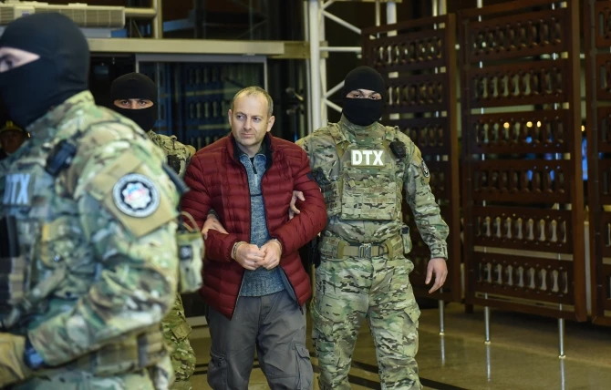 Скандально известного блогера Лапшина доставили в наручниках в Баку (видео)